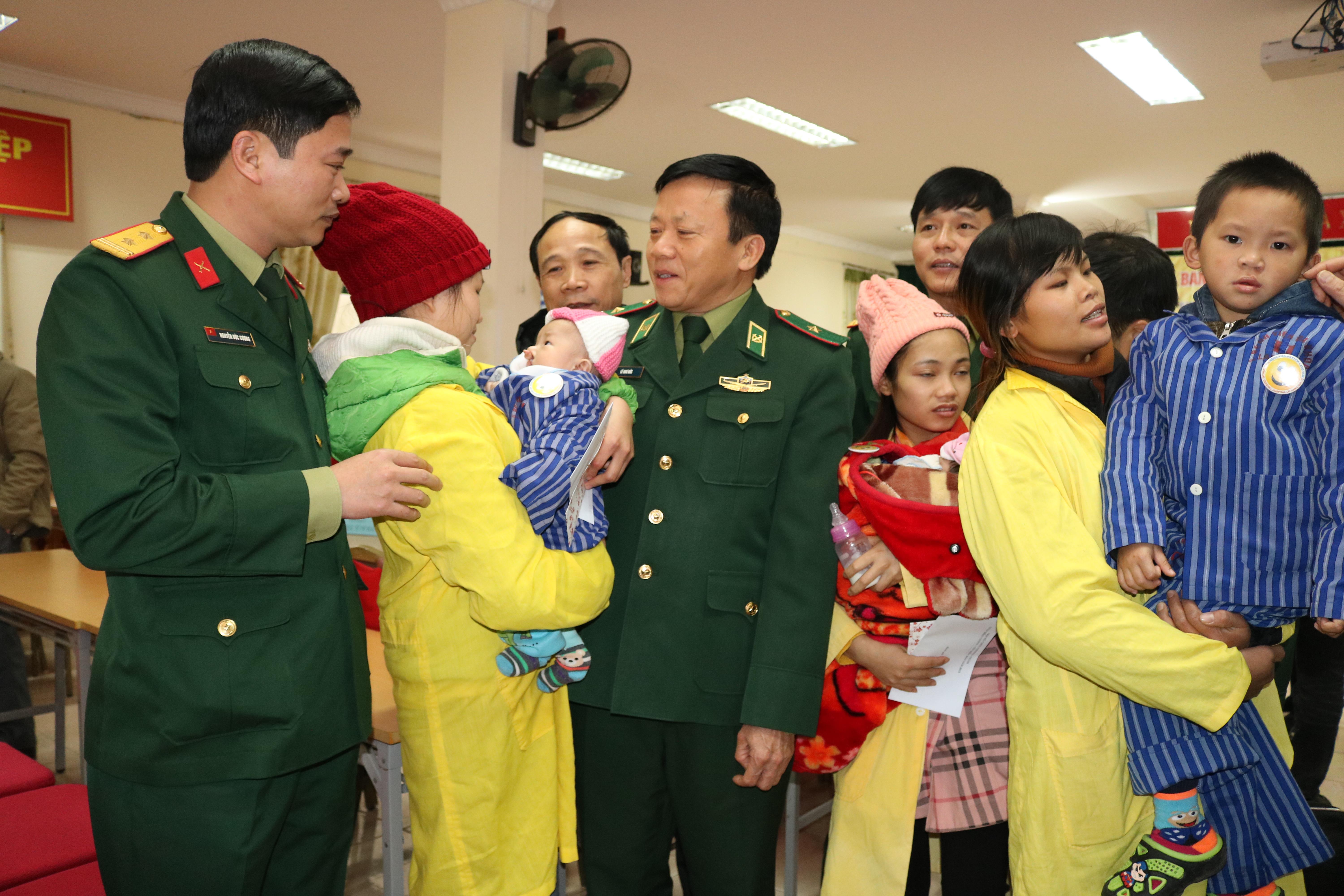 Thanh niên Quân đội và nụ cười trẻ thơ